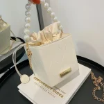 Sac de soirée carré avec finition chic