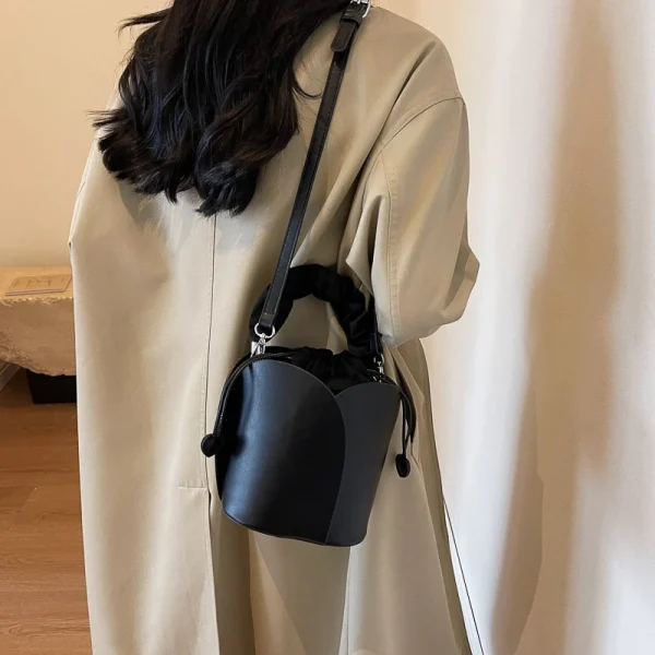 sac seau en similicuir élégant