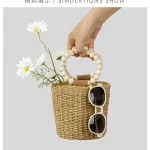 sac de plage estival avec perles de bois