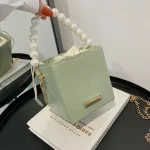 Petit sac décoré de perles pour une touche glamour