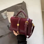 sac en cuir noir avec bandoulière ajustable