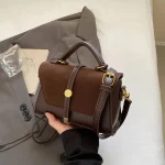 sac messager en cuir noir pratique