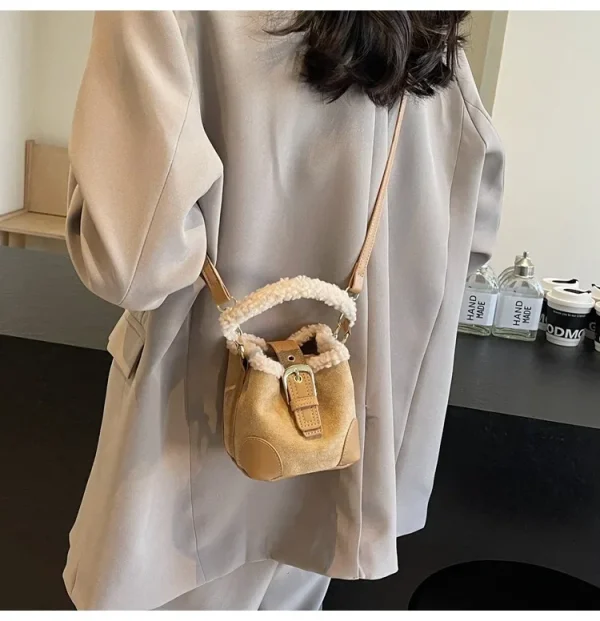 sac à main en laine d'agneau pour les sorties