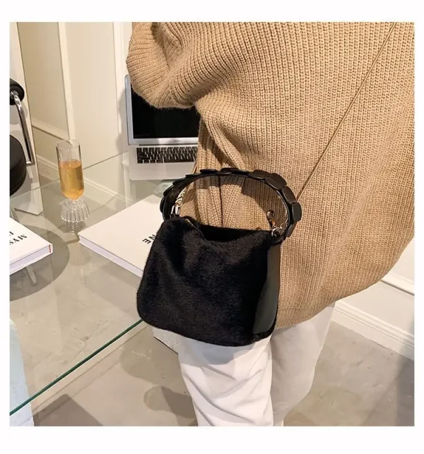 sac en peluche rose à porter facilement