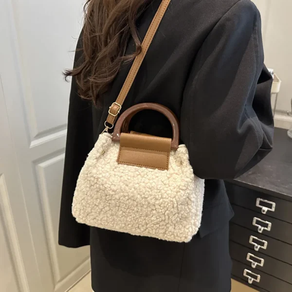 sac à main en fausse fourrure tendance