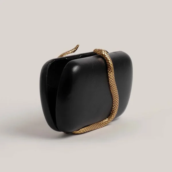 pochette en cuir rouge pour un look sophistiqué