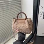sac à main Fluffy pour les tendances hivernales