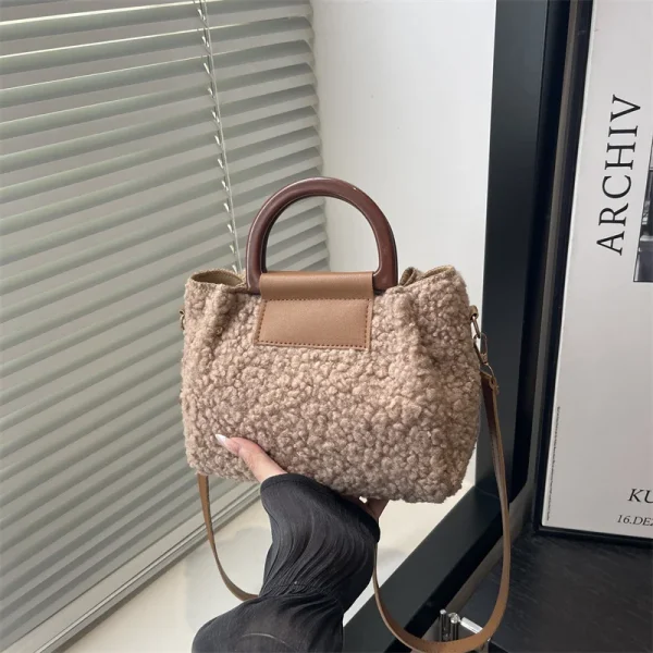 sac à main Fluffy pour les tendances hivernales