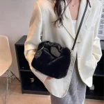 sac souple en peluche pour un look féminin