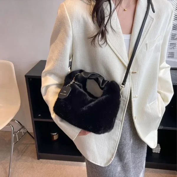 sac souple en peluche pour un look féminin