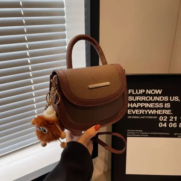 sac à bandoulière semi-circulaire design tendance