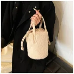 sac à main en peluche pour un look décontracté