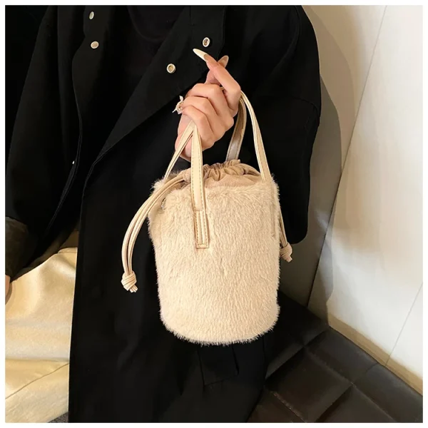 sac à main en peluche pour un look décontracté