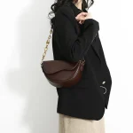 sac à main en cuir souple pour un look chic