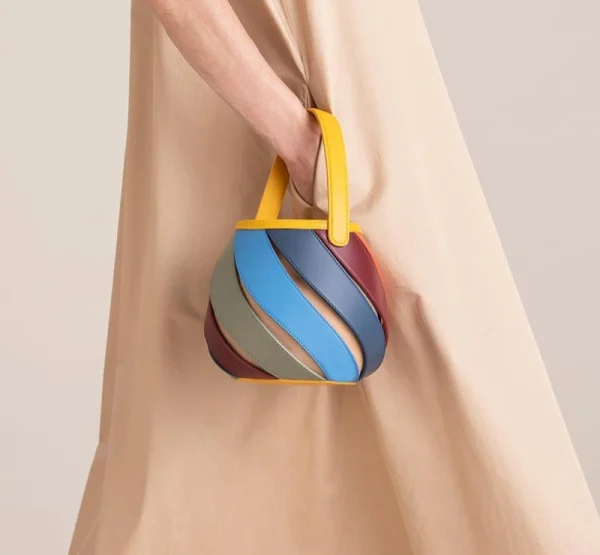 sac lady en cuir avec teintes contrastées