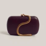 pochette rouge avec texture en cuir serpent
