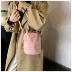 sac à main en peluche à rayures