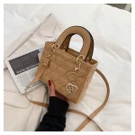 sac à main moderne rouge vif