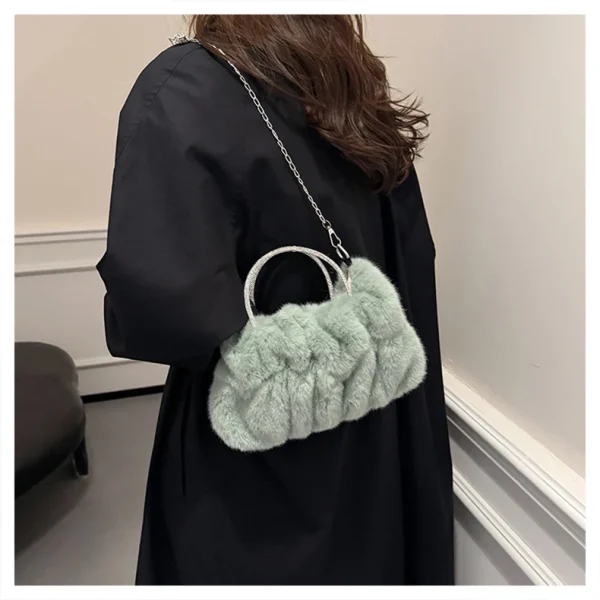 sac à main avec poignée métallique brillante