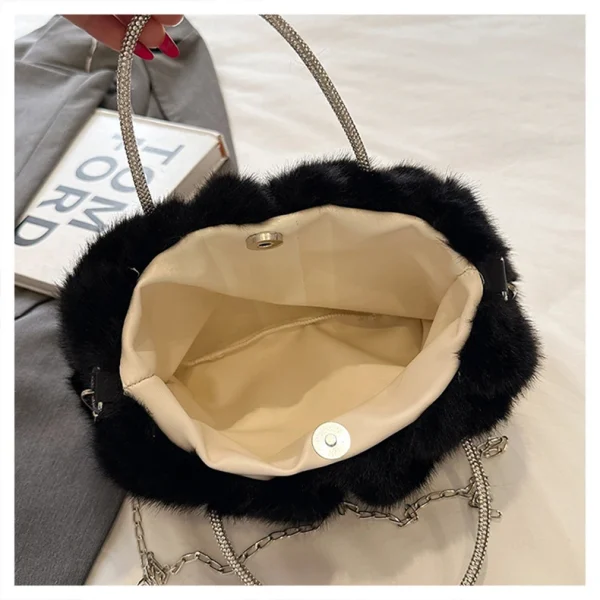 sac en velours avec finition brillante