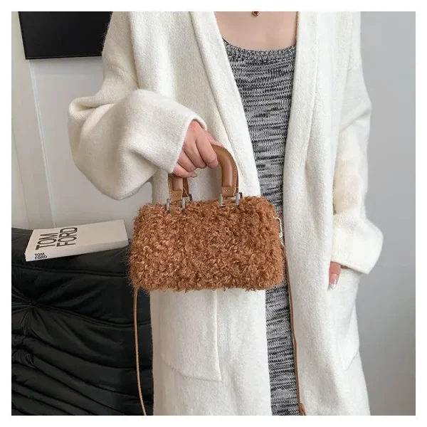 sac à bandoulière femme en matière fourrure