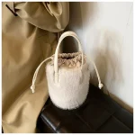sac à main peluche avec design moderne