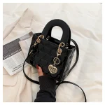 sac à main rouge aux lignes épurées