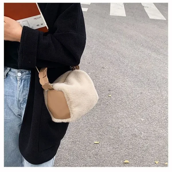 sac en peluche rose pour rangement