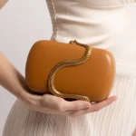 sac à main rouge style serpent en cuir