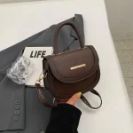 sac semi-circulaire pour femme au style moderne
