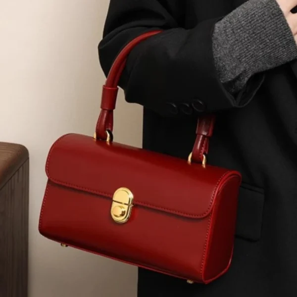 petit sac rouge élégant