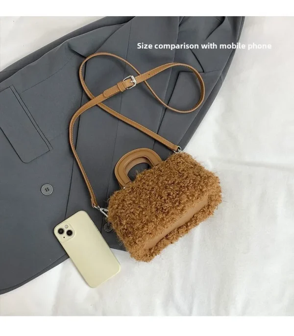 sac à bandoulière fourrure pour look décontracté