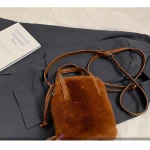 sac à main en peluche avec anses