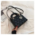 sac à main rouge au style contemporain