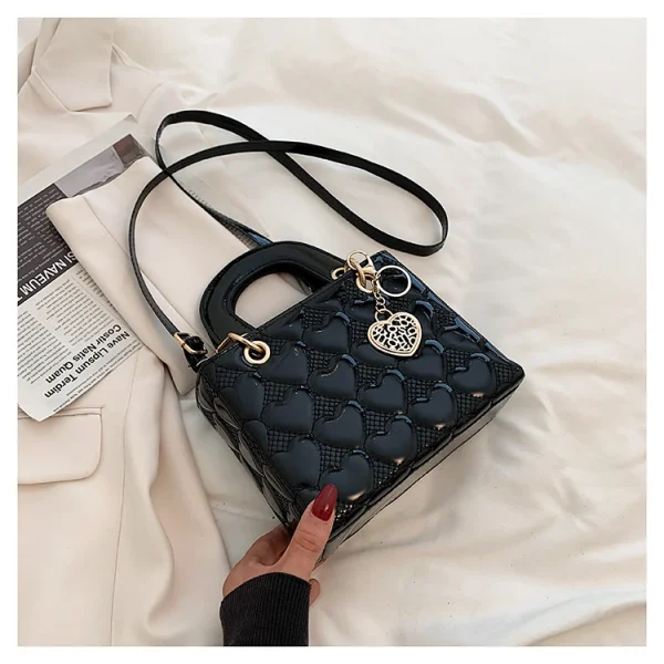 sac à main rouge au style contemporain