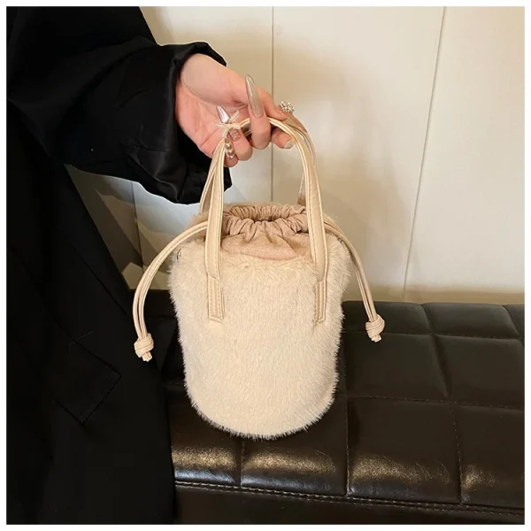 sac seau en peluche à la mode