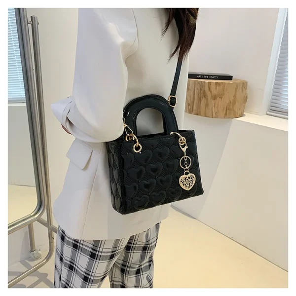 sac à main rouge avec chaîne