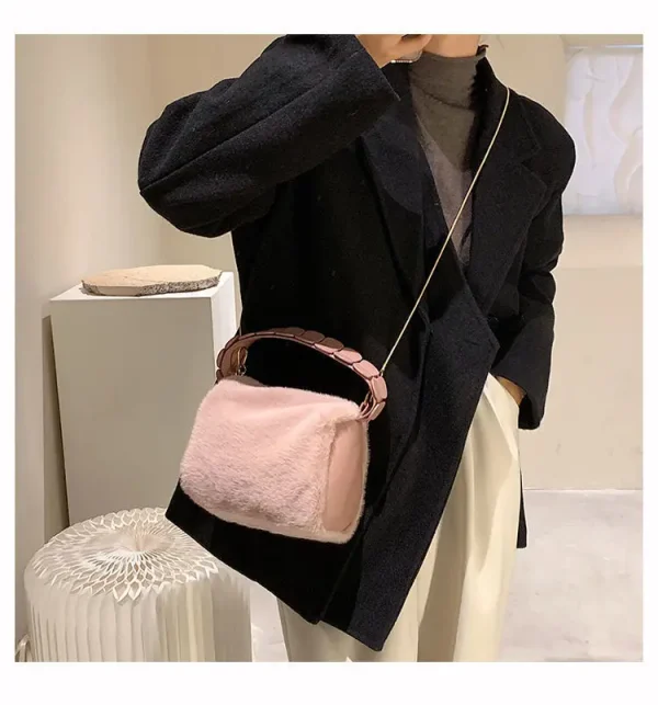 sac de voyage en peluche rosé