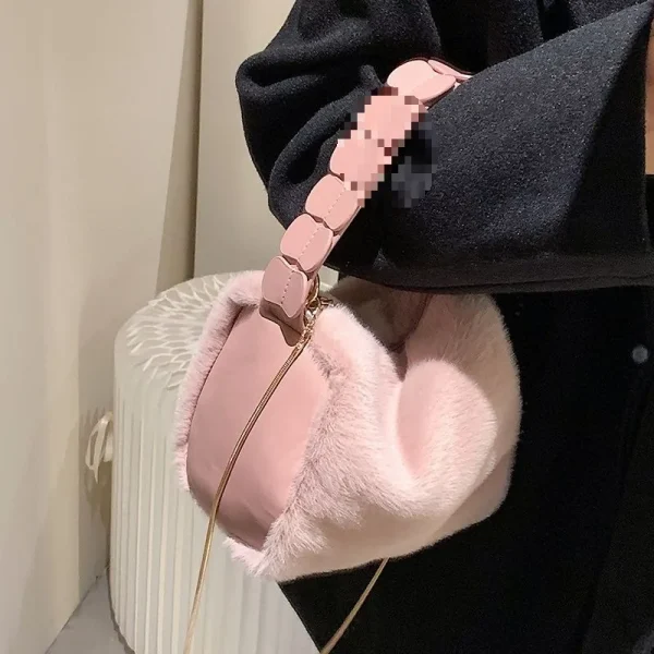 sac en peluche rose avec anses