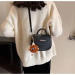 sac à main semi-circulaire à la mode