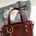 sac à main carré pour un look casual