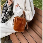 sac à main pratique en peluche