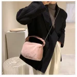 petit sac en tissu pelucheux rose