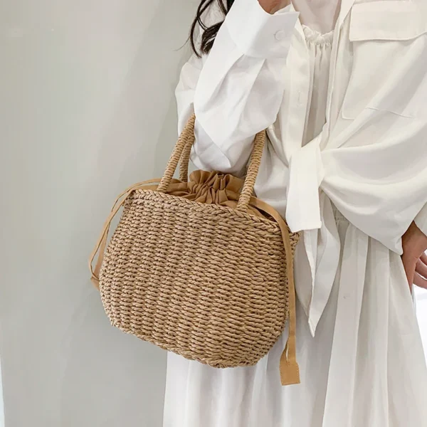 accessoire de mode féminin en paille