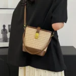 sac seau en paille design contemporain