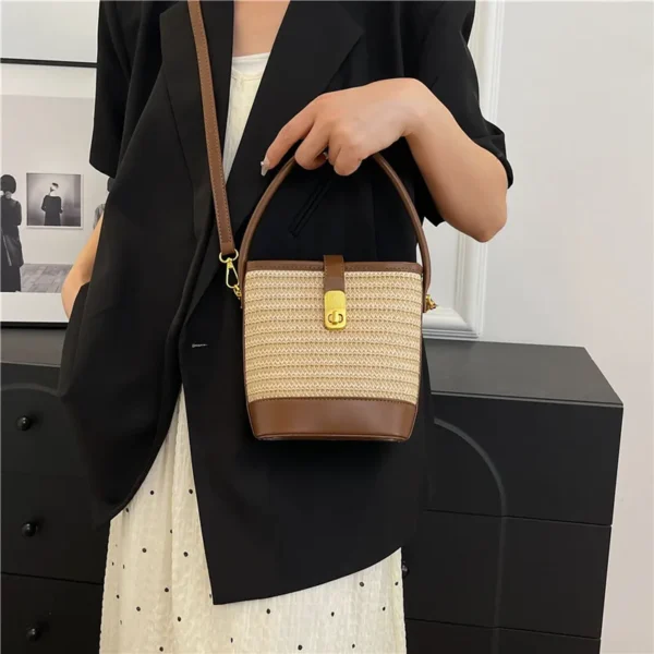 sac en paille avec style estival