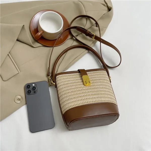 sac de plage en paille avec motif tissé